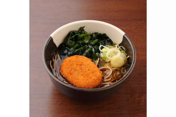 【新宿西口】サッと食べて大満足！「小田急エース」で楽しむ日本の立ち食い蕎麦2選！