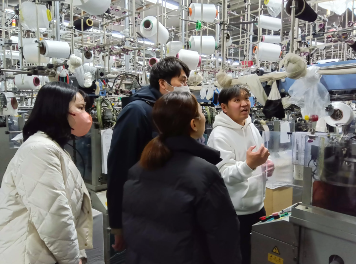 大阪・関空近くの100年企業の変革力を体感 ストッキング工場見学で知る日本の技術