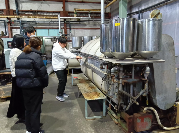 大阪・関空近くの100年企業の変革力を体感 ストッキング工場見学で知る日本の技術