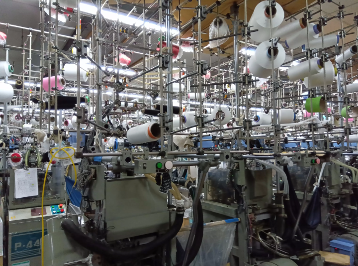 大阪・関空近くの100年企業の変革力を体感 ストッキング工場見学で知る日本の技術