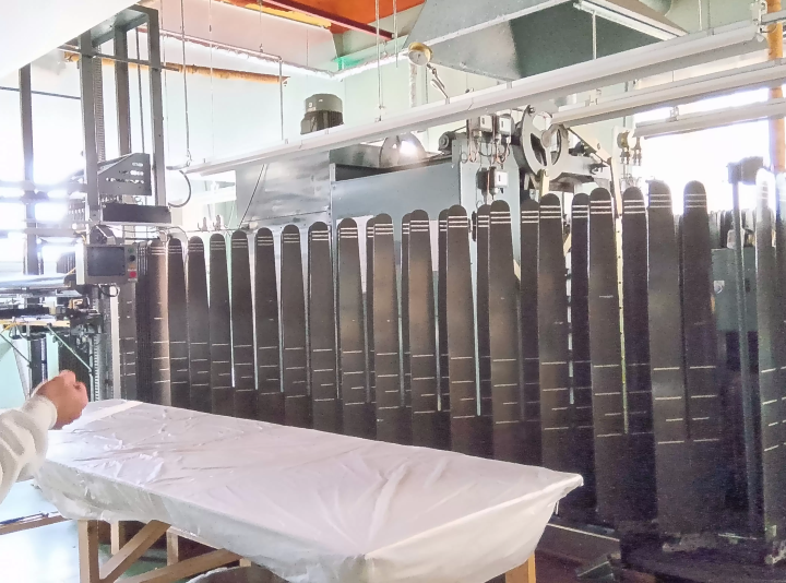 大阪・関空近くの100年企業の変革力を体感 ストッキング工場見学で知る日本の技術