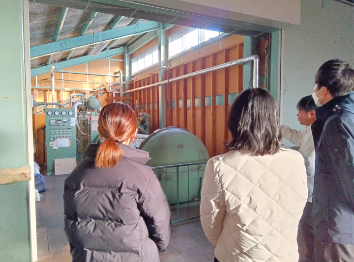 大阪・関空近くの100年企業の変革力を体感 ストッキング工場見学で知る日本の技術