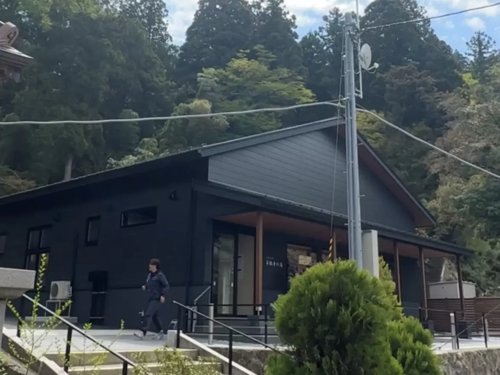 在新潟縣隱密的五頭溫泉鄉，探索全新的溫泉體驗。我們將介紹推薦的住宿和一日遊溫泉！