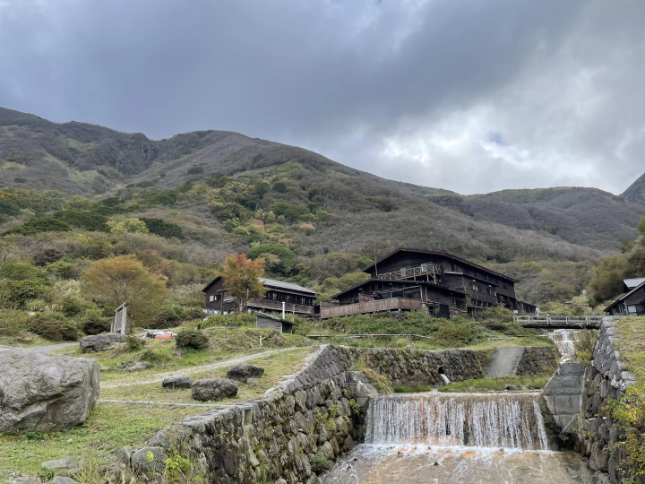 บ่อน้ำพุร้อนฮอกเกอินซันโซเป็นบ่อน้ำพุร้อนที่สูงที่สุดในเกาะคิวชู (1303 เมตรเหนือระดับน้ำทะเล) 