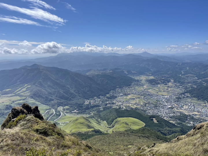 ทิวทัศน์ของแอ่งยูฟูอินและ เทือกเขาคุจู จากยอด ภูเขายุฟุดาเกะ 