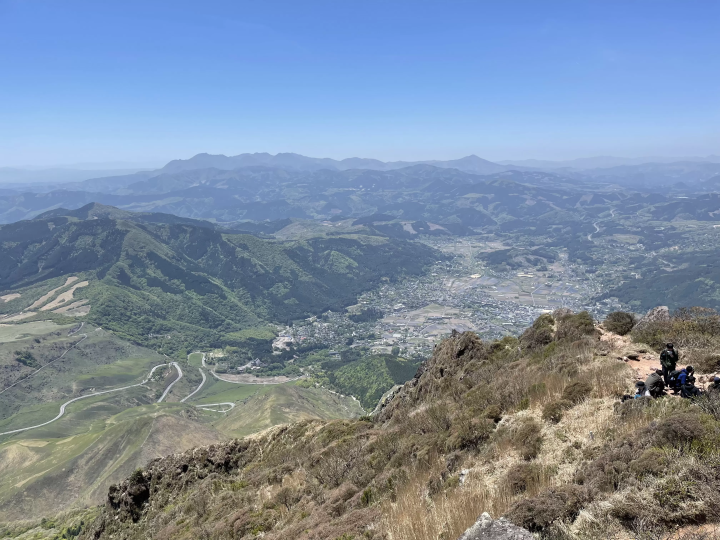 หากสภาพอากาศดี คุณจะสามารถมองเห็น เทือกเขาคุจู ได้อย่างชัดเจน 