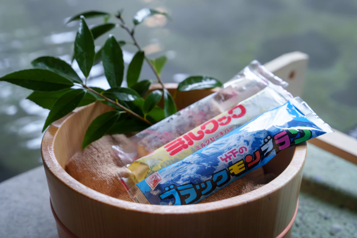 湯上りのおもてなしに竹下製菓のご当地アイスをどうぞ。 