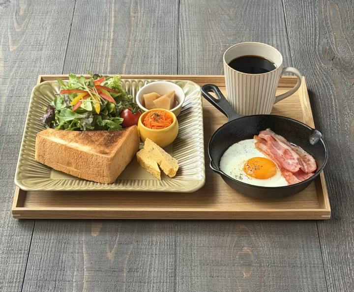 The breakfast plate, available April 17th, does not require reservations. It’s priced at the cost of a drink plus 450 yen (last order at 10:30). 