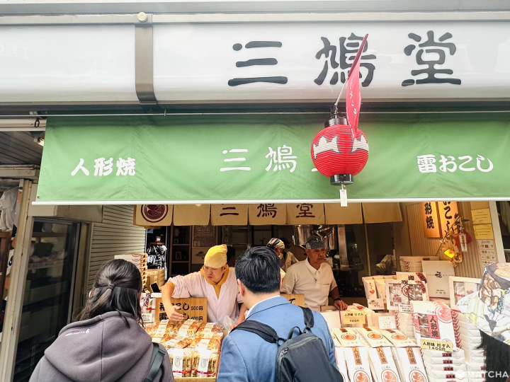 傳承百年的人形燒「三鳩堂」店門口