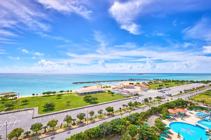 Enjoy an early taste of summer at Southern Beach Hotel & Resort Okinawa's "Pool & Lunch" package.