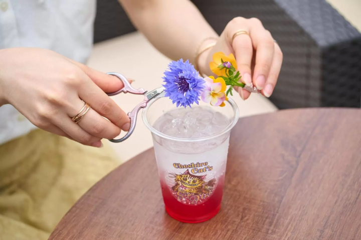 點餐時會附贈「食用花」小花束