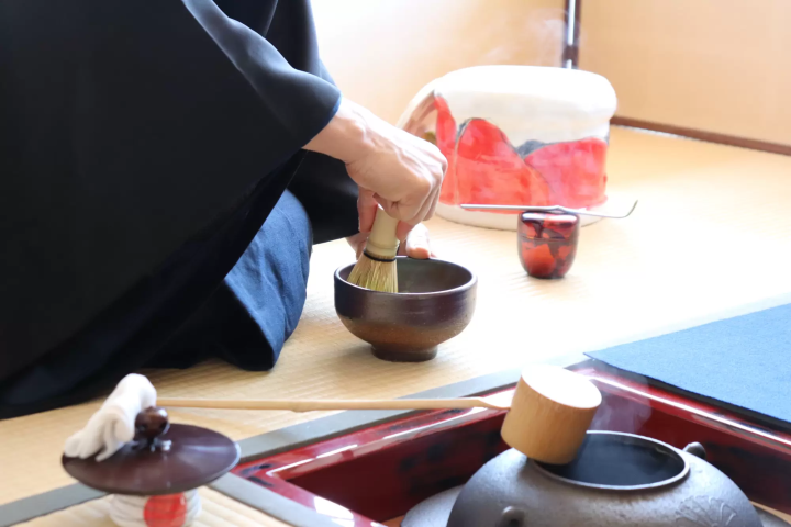 在備前市美術館體驗茶席體驗！搭配備前燒陶器和時令點心，盡情享受茶道的樂趣。