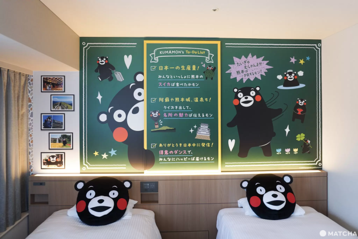 黑板風格的牆面上列出了出差中的待辦清單