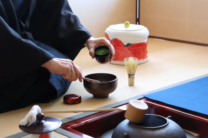 在備前市美術館體驗茶席體驗！搭配備前燒陶器和時令點心，盡情享受茶道的樂趣。