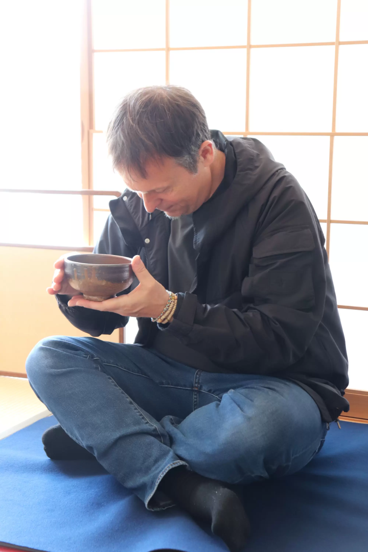 在備前市美術館體驗茶席體驗！搭配備前燒陶器和時令點心，盡情享受茶道的樂趣。