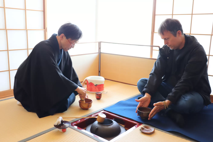 在備前市美術館體驗茶席體驗！搭配備前燒陶器和時令點心，盡情享受茶道的樂趣。