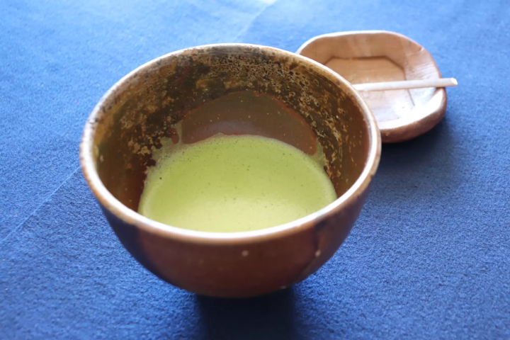 在備前市美術館體驗茶席體驗！搭配備前燒陶器和時令點心，盡情享受茶道的樂趣。