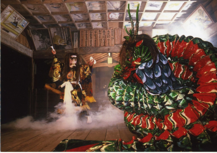 【由布院】沉醉於傳統舞蹈的魅力!每月兩場定期上演的「神樂」表演,讓您盡情享受歡樂。