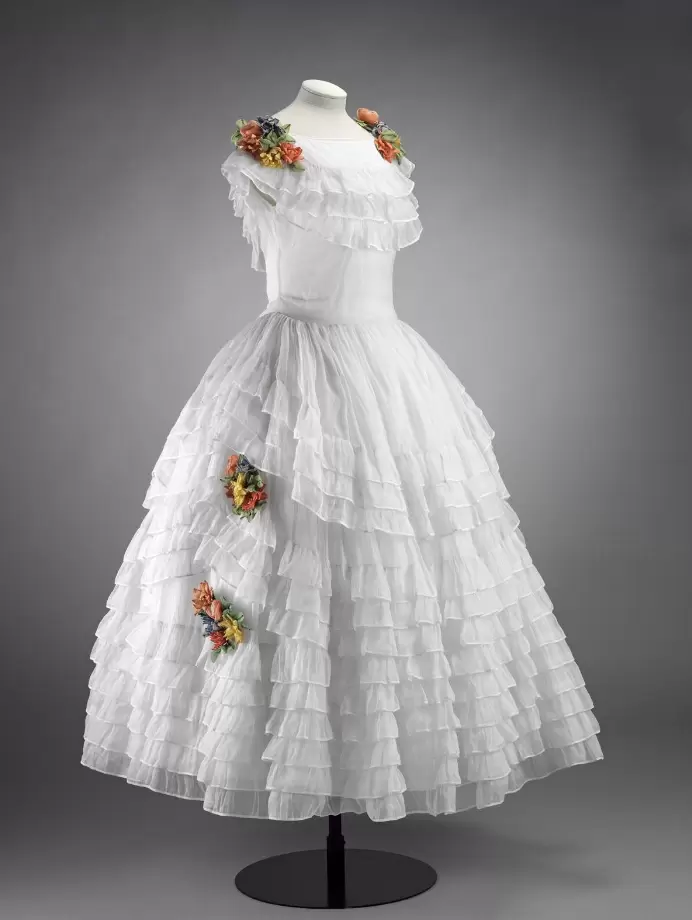 珍妮·浪凡（作） 晚禮服「Robe de Style」 約1922-23年 絹歐根紗、絹製花卉裝飾、裙撐（Panier）維多利亞與阿爾伯特博物館藏