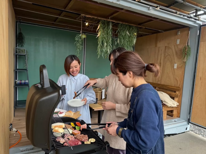 BBQ 貨櫃休息室：配備視野極佳的開放式露臺！ 這裡配備了正宗的美式燒烤瓦斯烤爐，您無需自備任何物品，即可享受正宗的燒烤體驗，同時還能欣賞美景。 