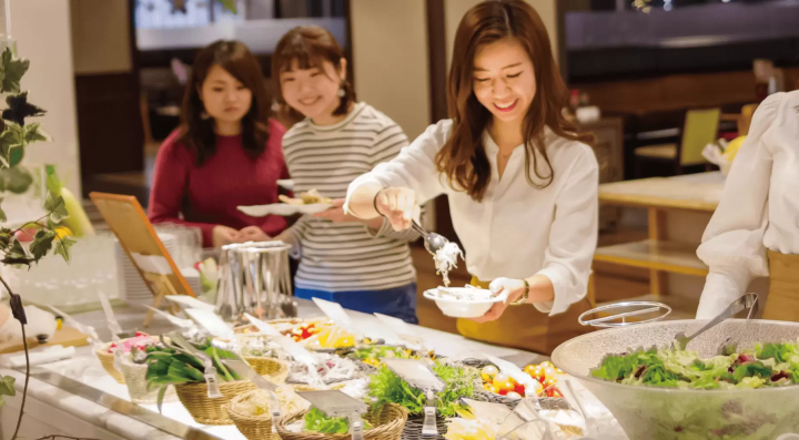 100種超の美食バイキング！陶芸やネイチャーツアーで思い出作りも自由自在