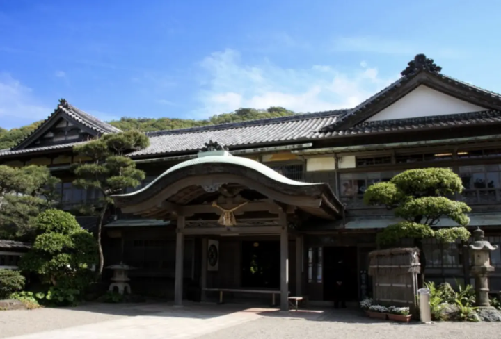 賓日館