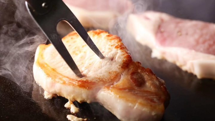豪華なバイキングで好きなものを好きなだけ食べられる