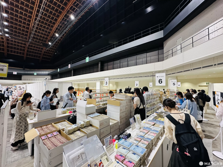 會場有一個「DELFONICS」專區,需要先抽號碼牌,再依序排隊入場。