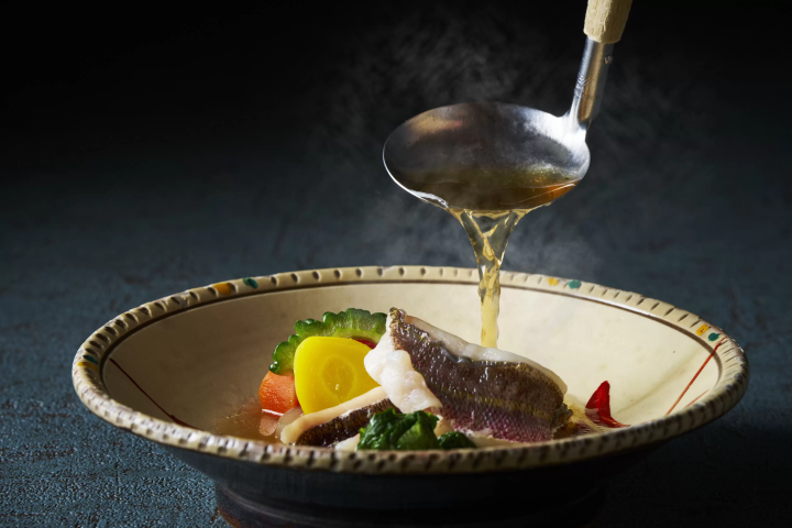 오키나와 식재료를 사용하여 정성껏 준비한 조식 뷔페 | 신선한 자연산 참치로 만든 해산물 덮밥으로 만족스러운 하루를 시작하세요.