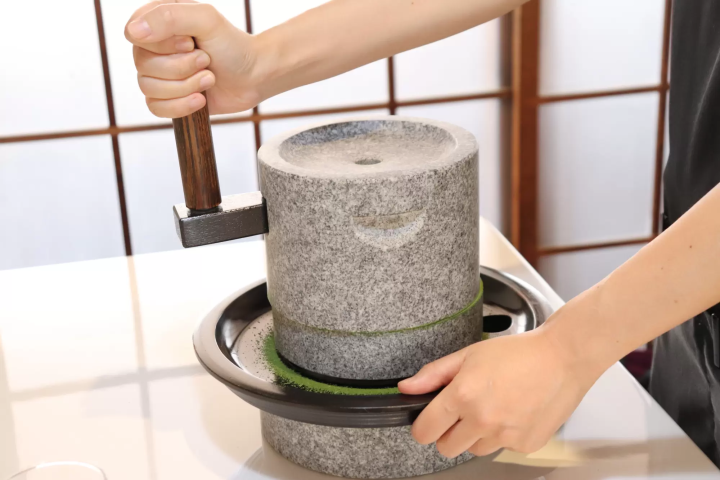 Experience the charm of Japanese tea in the Kurashiki Bikan Historical Quarter! Discover the allure of Japanese tea by making stone-ground matcha at "Cha Terrace".