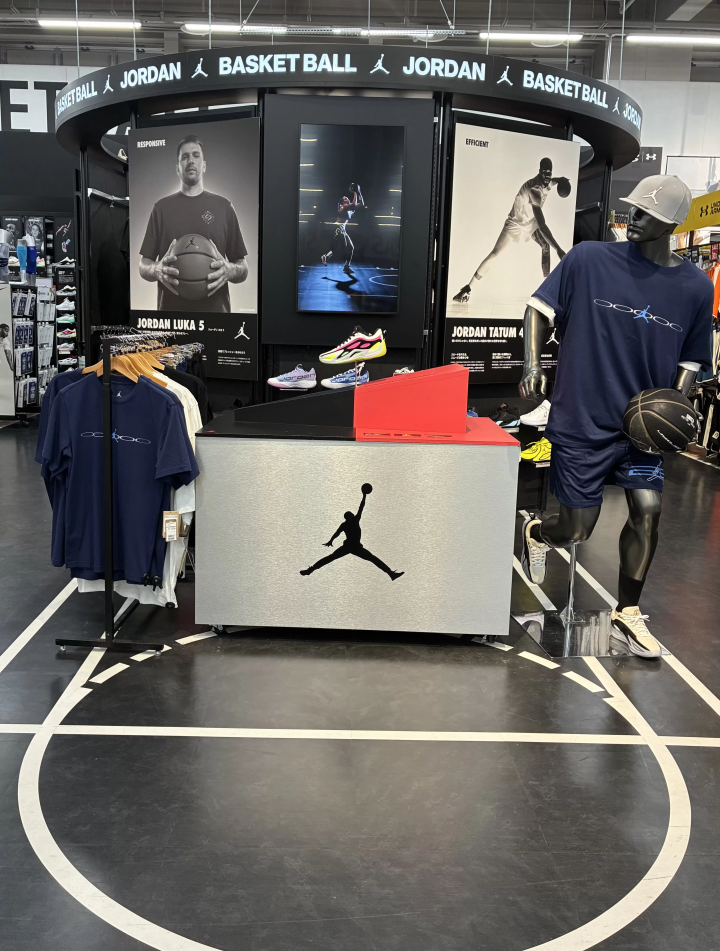 想提前感受沖繩的夏日風情嗎？那就來那霸的Sports Depot吧！這裡有免稅的船舶用品和體育用品。