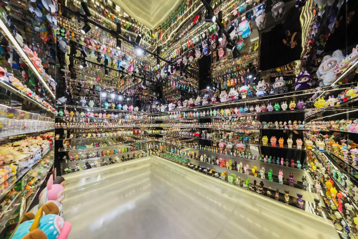 MONSTERS BY MONSTERS: NOW AND THEN Exhibition The Mirror Room