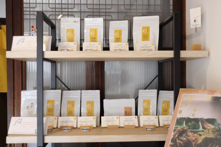 Experience the charm of Japanese tea in the Kurashiki Bikan Historical Quarter! Discover the allure of Japanese tea by making stone-ground matcha at "Cha Terrace".