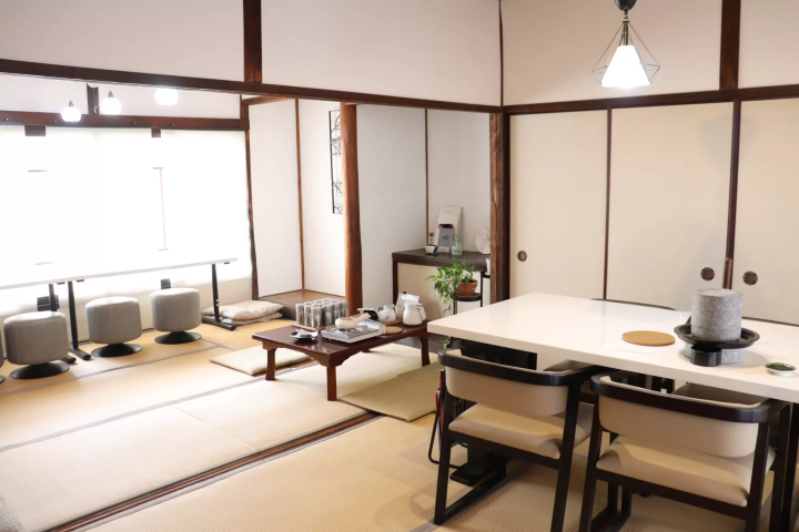 Experience the charm of Japanese tea in the Kurashiki Bikan Historical Quarter! Discover the allure of Japanese tea by making stone-ground matcha at "Cha Terrace".
