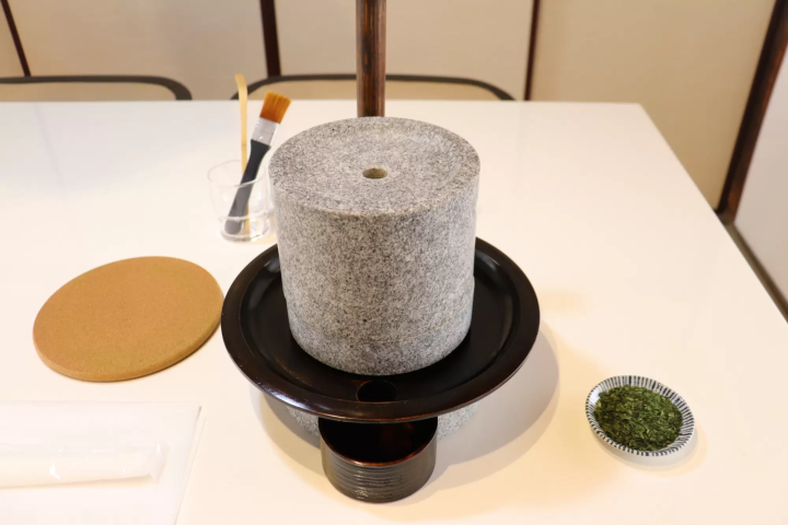 Experience the charm of Japanese tea in the Kurashiki Bikan Historical Quarter! Discover the allure of Japanese tea by making stone-ground matcha at "Cha Terrace".