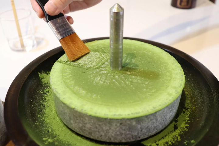 Experience the charm of Japanese tea in the Kurashiki Bikan Historical Quarter! Discover the allure of Japanese tea by making stone-ground matcha at "Cha Terrace".