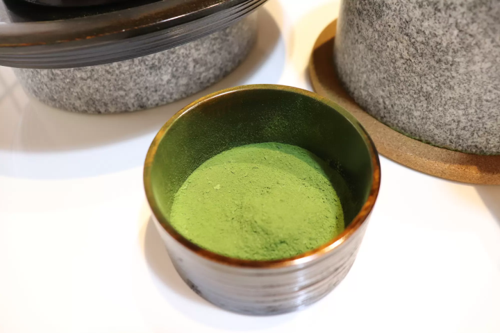 Experience the charm of Japanese tea in the Kurashiki Bikan Historical Quarter! Discover the allure of Japanese tea by making stone-ground matcha at "Cha Terrace".