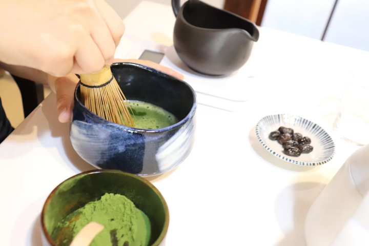 Experience the charm of Japanese tea in the Kurashiki Bikan Historical Quarter! Discover the allure of Japanese tea by making stone-ground matcha at "Cha Terrace".