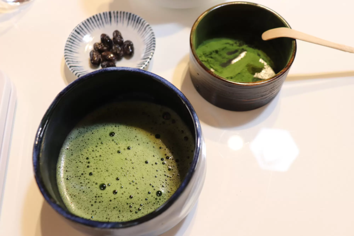 Experience the charm of Japanese tea in the Kurashiki Bikan Historical Quarter! Discover the allure of Japanese tea by making stone-ground matcha at "Cha Terrace".