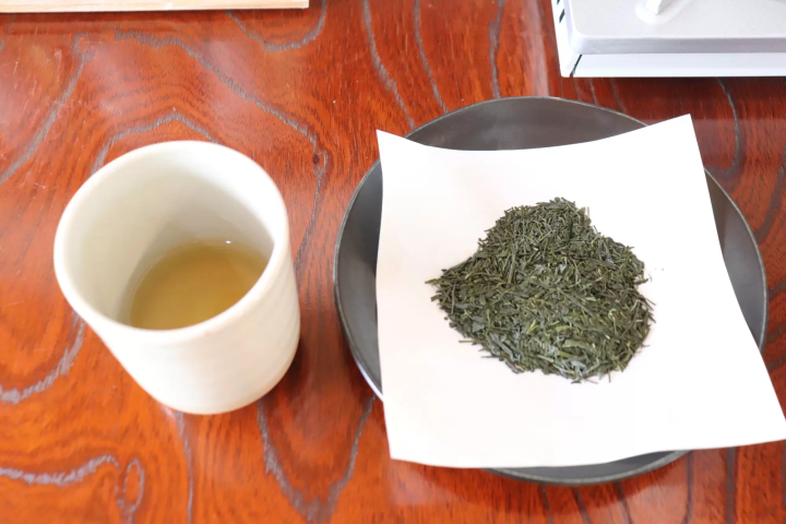 Experience the charm of Japanese tea in the Kurashiki Bikan Historical Quarter! Discover the allure of Japanese tea by making stone-ground matcha at "Cha Terrace".