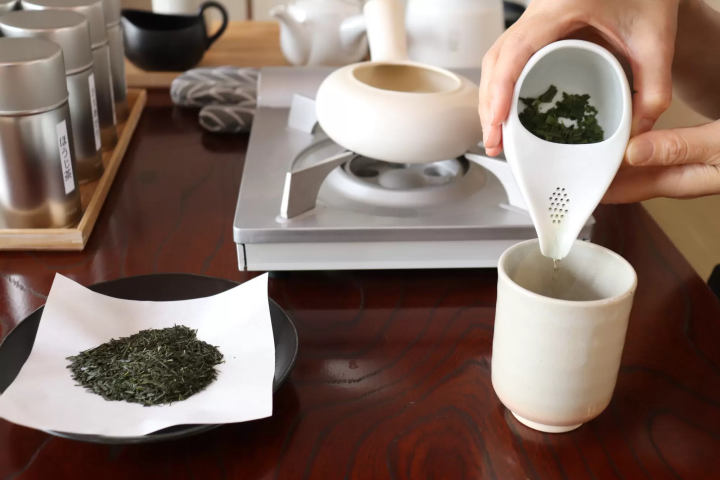 Experience the charm of Japanese tea in the Kurashiki Bikan Historical Quarter! Discover the allure of Japanese tea by making stone-ground matcha at "Cha Terrace".