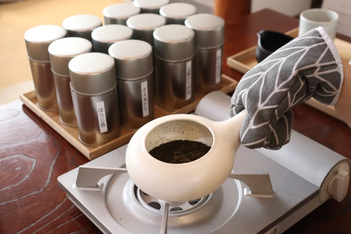 Experience the charm of Japanese tea in the Kurashiki Bikan Historical Quarter! Discover the allure of Japanese tea by making stone-ground matcha at "Cha Terrace".