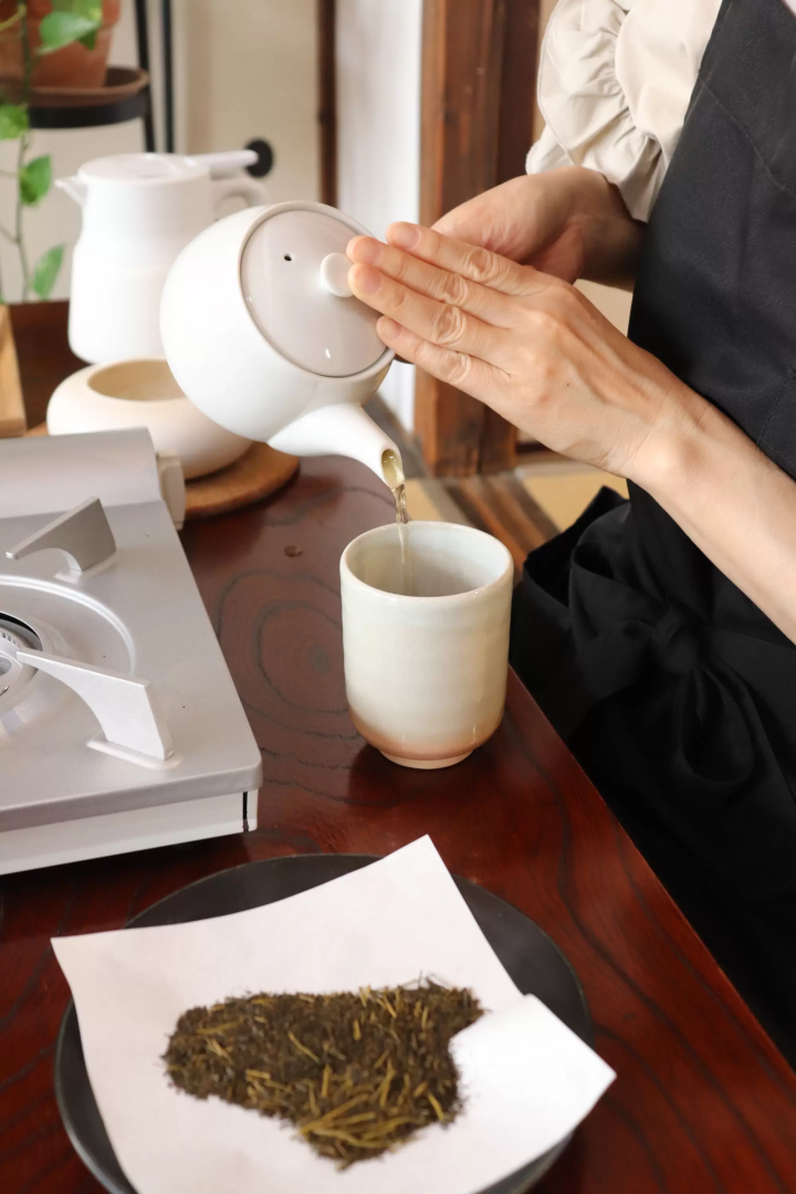 Experience the charm of Japanese tea in the Kurashiki Bikan Historical Quarter! Discover the allure of Japanese tea by making stone-ground matcha at "Cha Terrace".