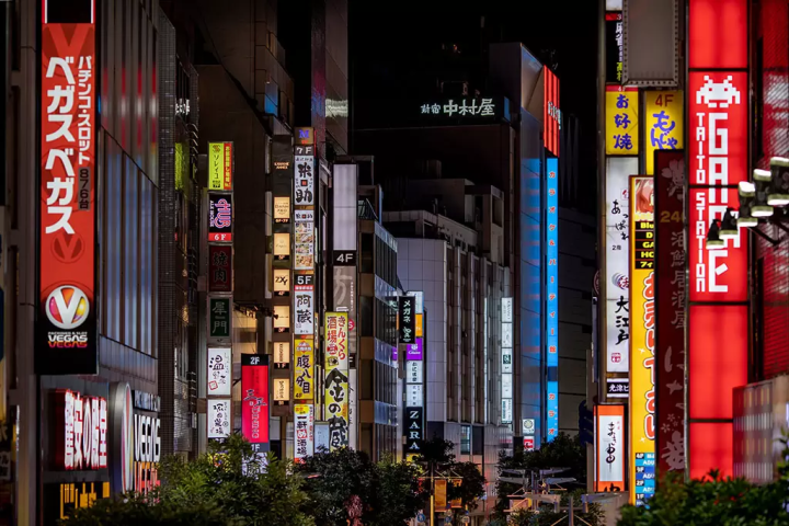 新宿地区,深受游客欢迎