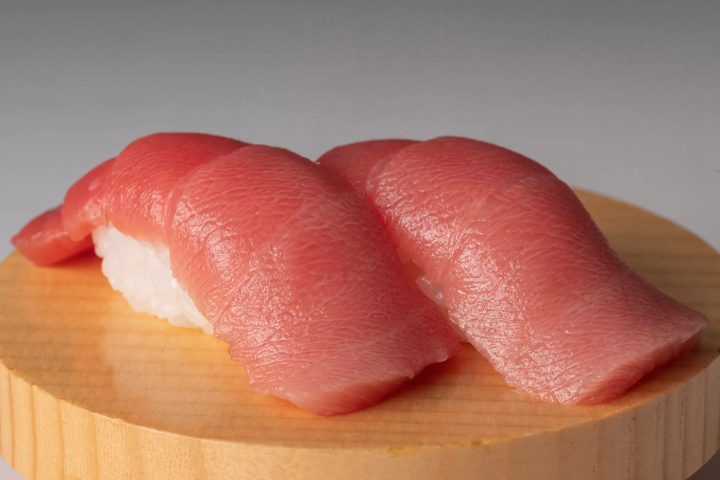 Sushi Sushi Yukan, a conveyor belt sushi restaurant originating in Okayama , is packed with special touches. Enjoy rice served at body temperature and fresh bluefin tuna!