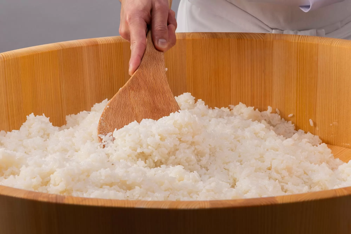 Sushi Sushi Yukan, a conveyor belt sushi restaurant originating in Okayama , is packed with special touches. Enjoy rice served at body temperature and fresh bluefin tuna!