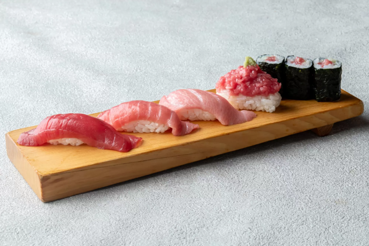 Sushi Sushi Yukan, a conveyor belt sushi restaurant originating in Okayama , is packed with special touches. Enjoy rice served at body temperature and fresh bluefin tuna!