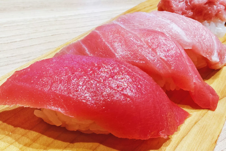 Sushi Sushi Yukan, a conveyor belt sushi restaurant originating in Okayama , is packed with special touches. Enjoy rice served at body temperature and fresh bluefin tuna!