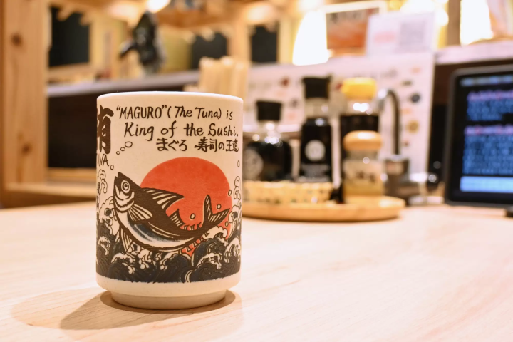 Sushi Sushi Yukan, a conveyor belt sushi restaurant originating in Okayama , is packed with special touches. Enjoy rice served at body temperature and fresh bluefin tuna!