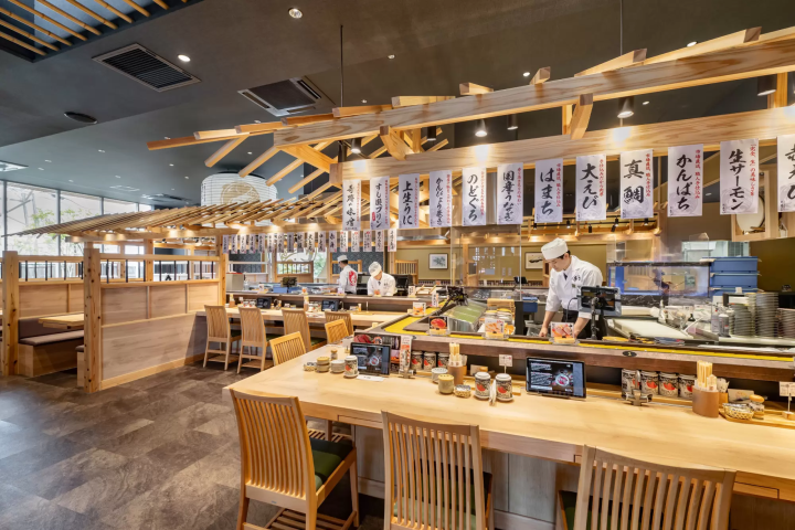 Sushi Sushi Yukan, a conveyor belt sushi restaurant originating in Okayama , is packed with special touches. Enjoy rice served at body temperature and fresh bluefin tuna!